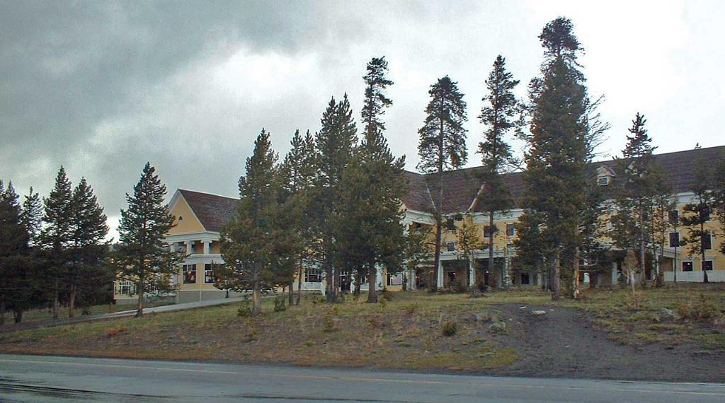 Lake Yellowstone Hotel 27