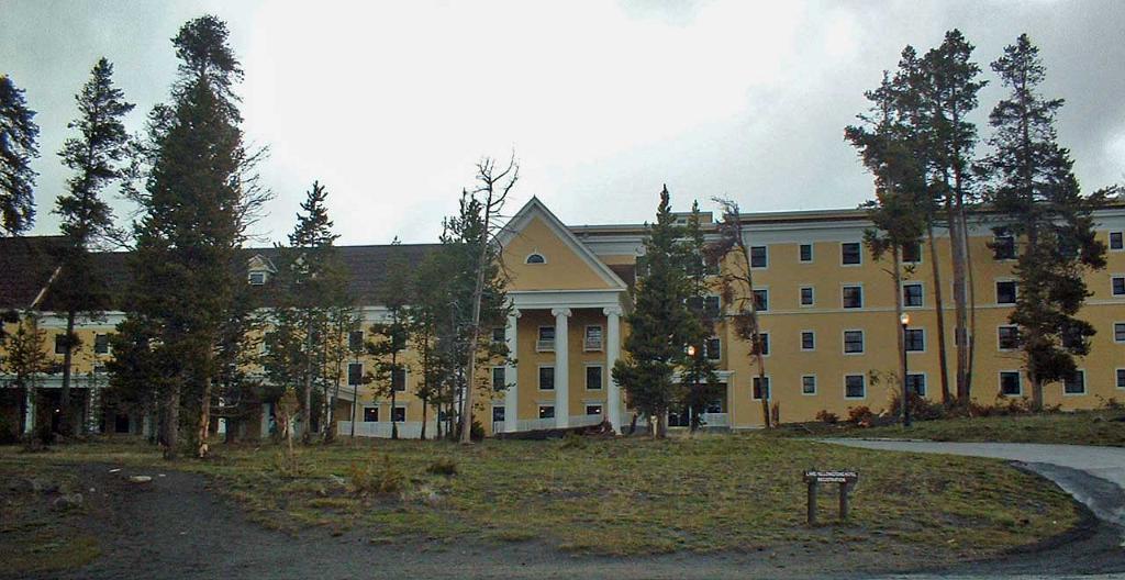 Lake Yellowstone Hotel 28