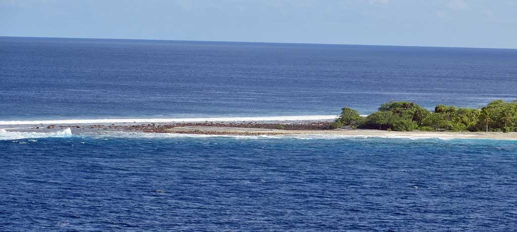Atoll between the lagoon and the open ocean, Fakarava