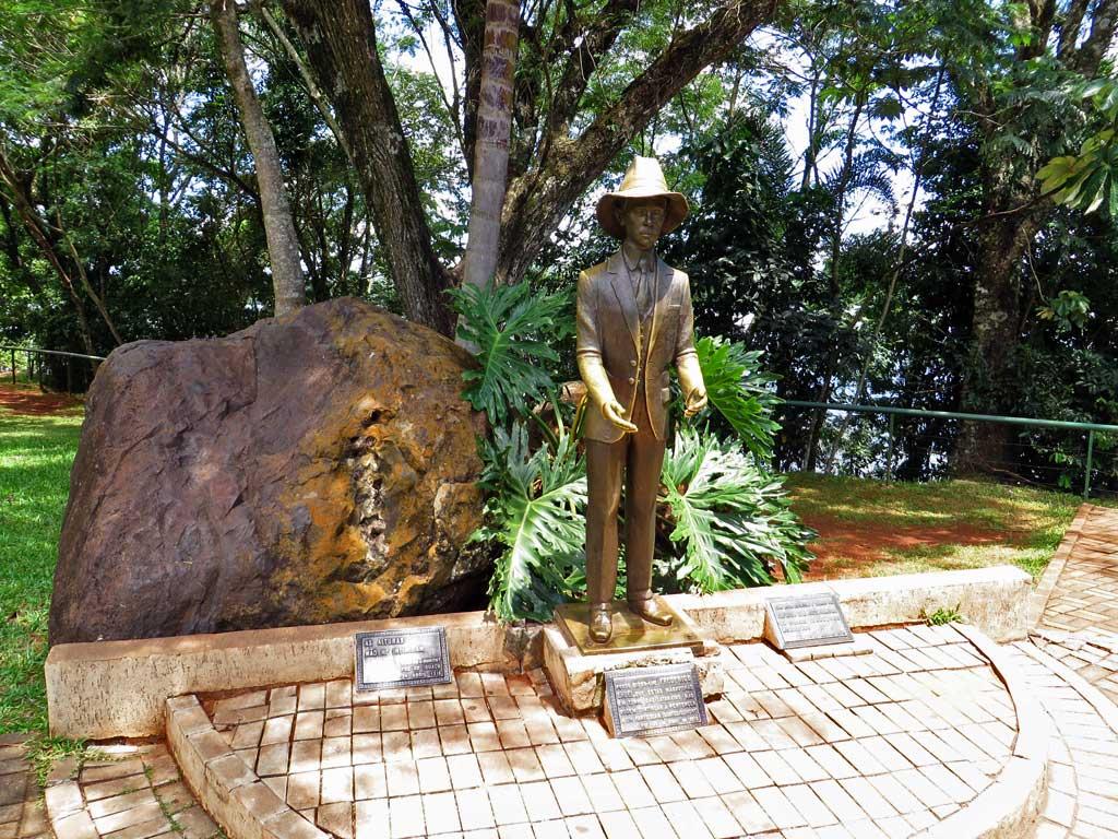 Sanots Dumont monument, Iguacu Falls, Brazilian side 2105