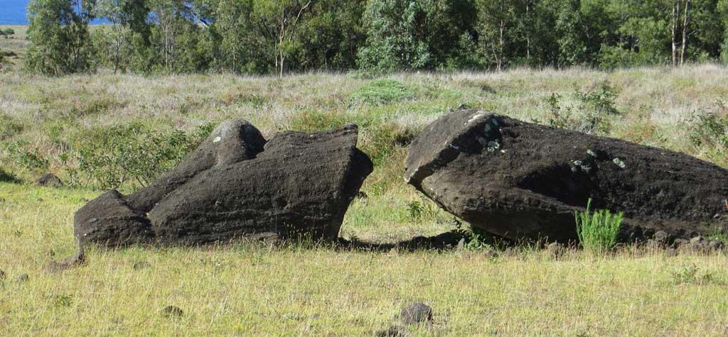 Broken moai, Rano Raraku