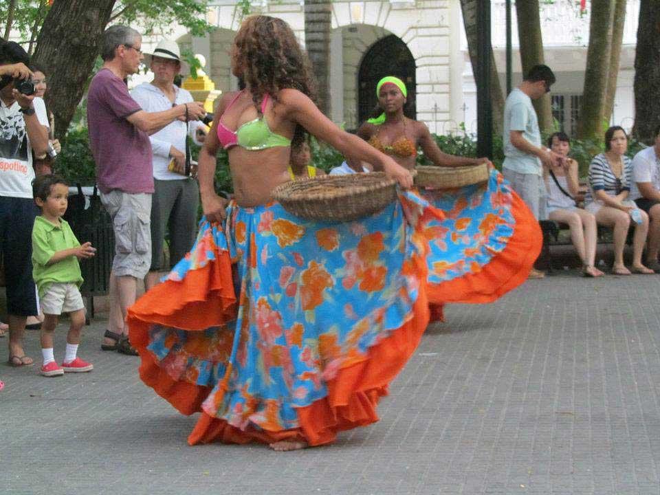 Performers in Plaza Santo Domingo, Cartagena 13