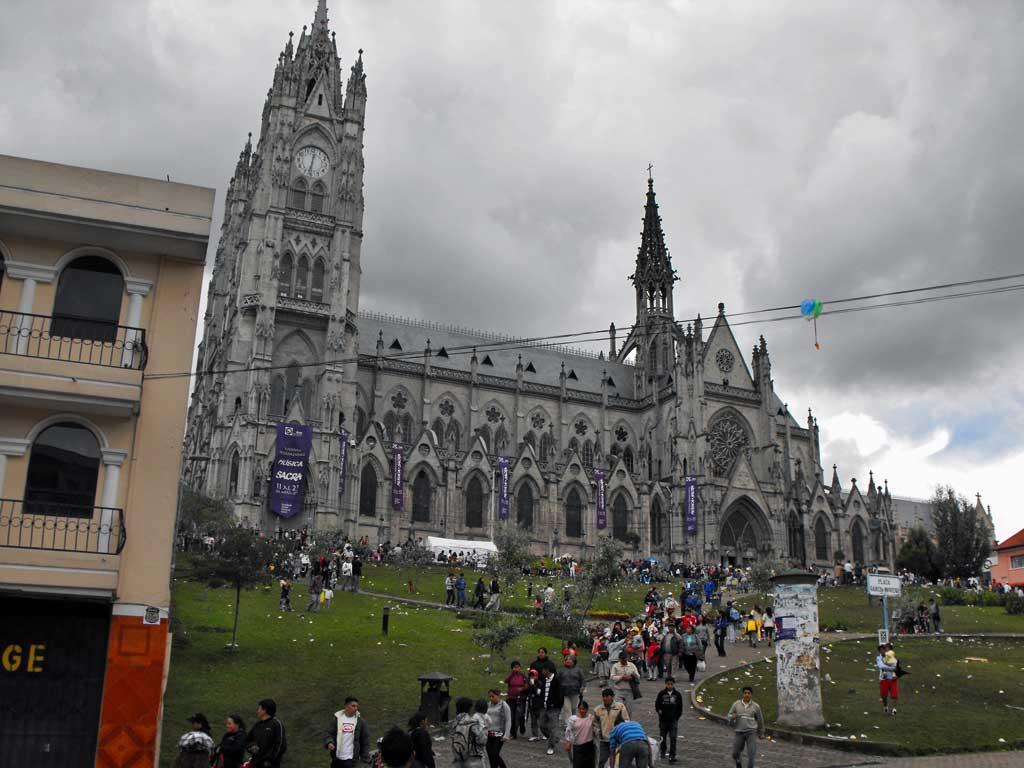 Basilica del Voto National, Quito 05