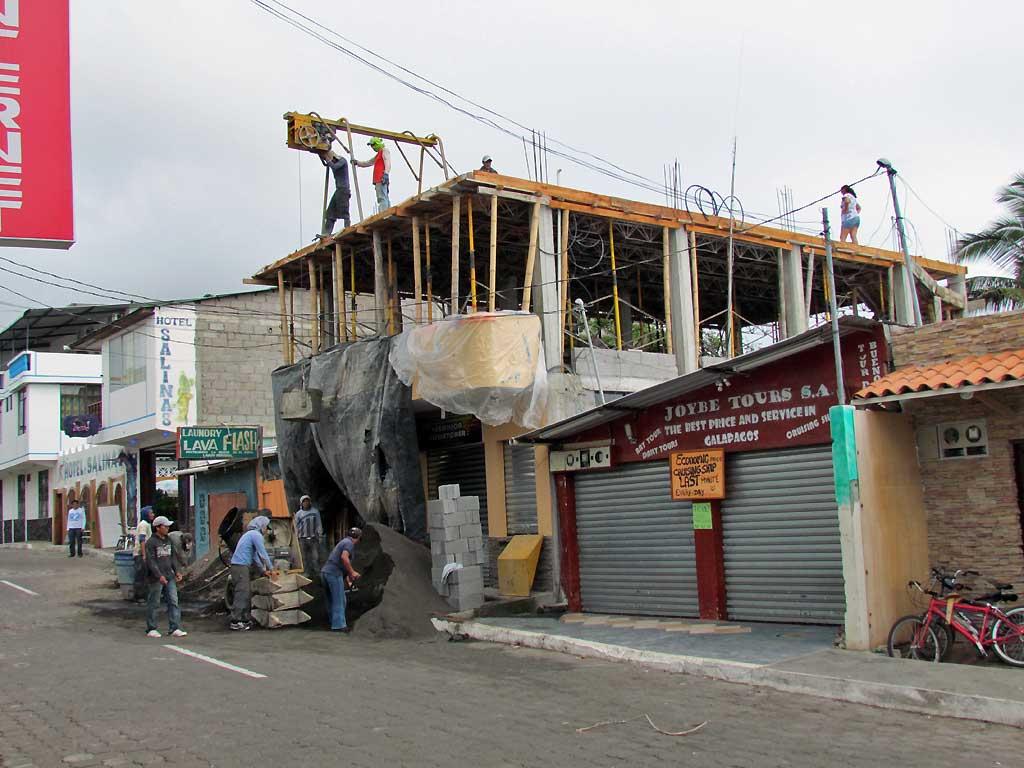 Puerto Ayora, bamboo construction scaffolding 101