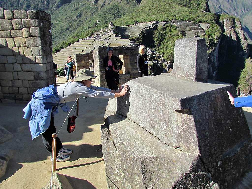 Intihuatana, gain power from the stone but don't touch it, Machu Picchu 3525