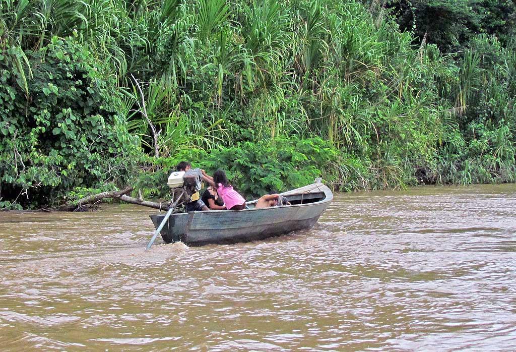 Children navigating the Tambopata River 102