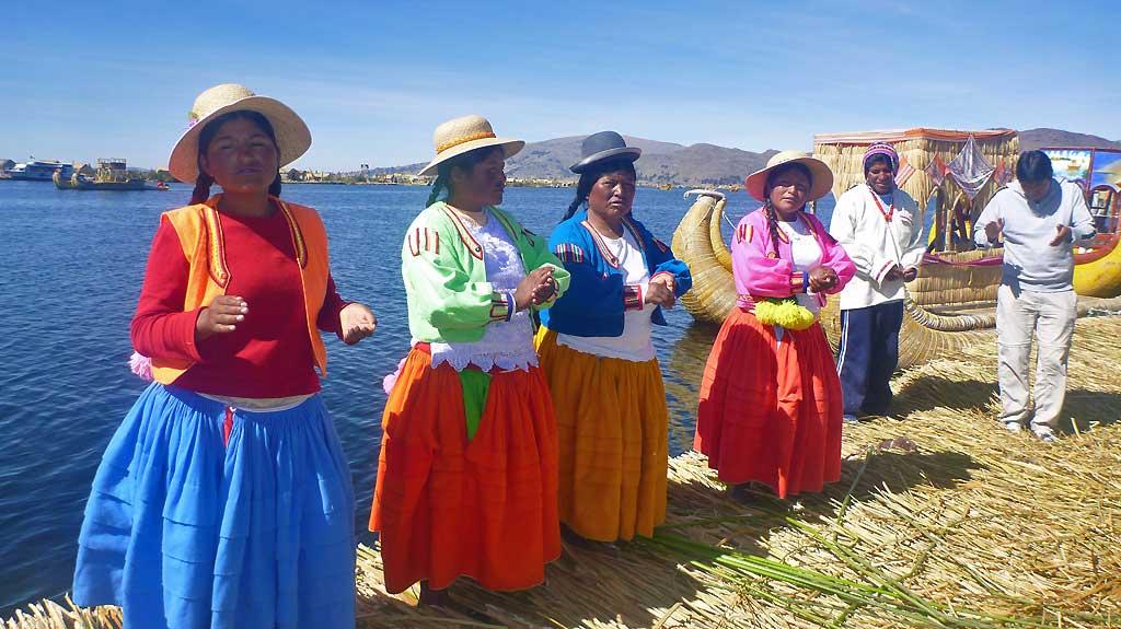Singing for tourists, Lake Titicaca 134